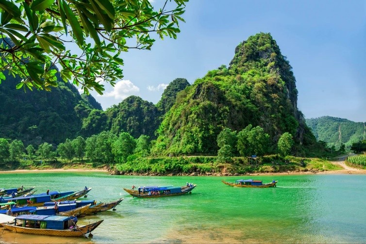 http://govietnamtourist.com/Images/images/phong-nha-ke-river-boats.jpg
